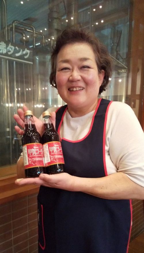 cô mizuyo hara, giám đốc điều hành của shiga shuzo và sản phẩm koka cola cô mizuyo hara, giám đốc điều hành của shiga shuzo và sản phẩm koka cola